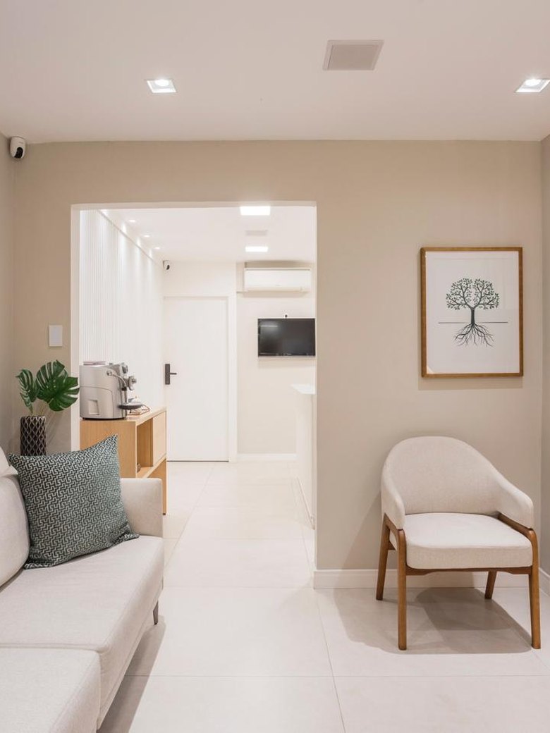 Sala de espera da Stancka Clinic, com sofá, poltrona e plantas