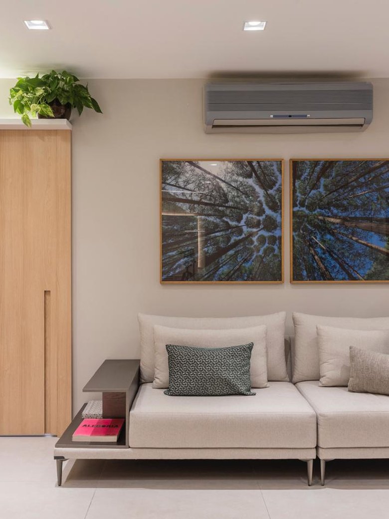 Ambiente de descanso com sofá e quadros