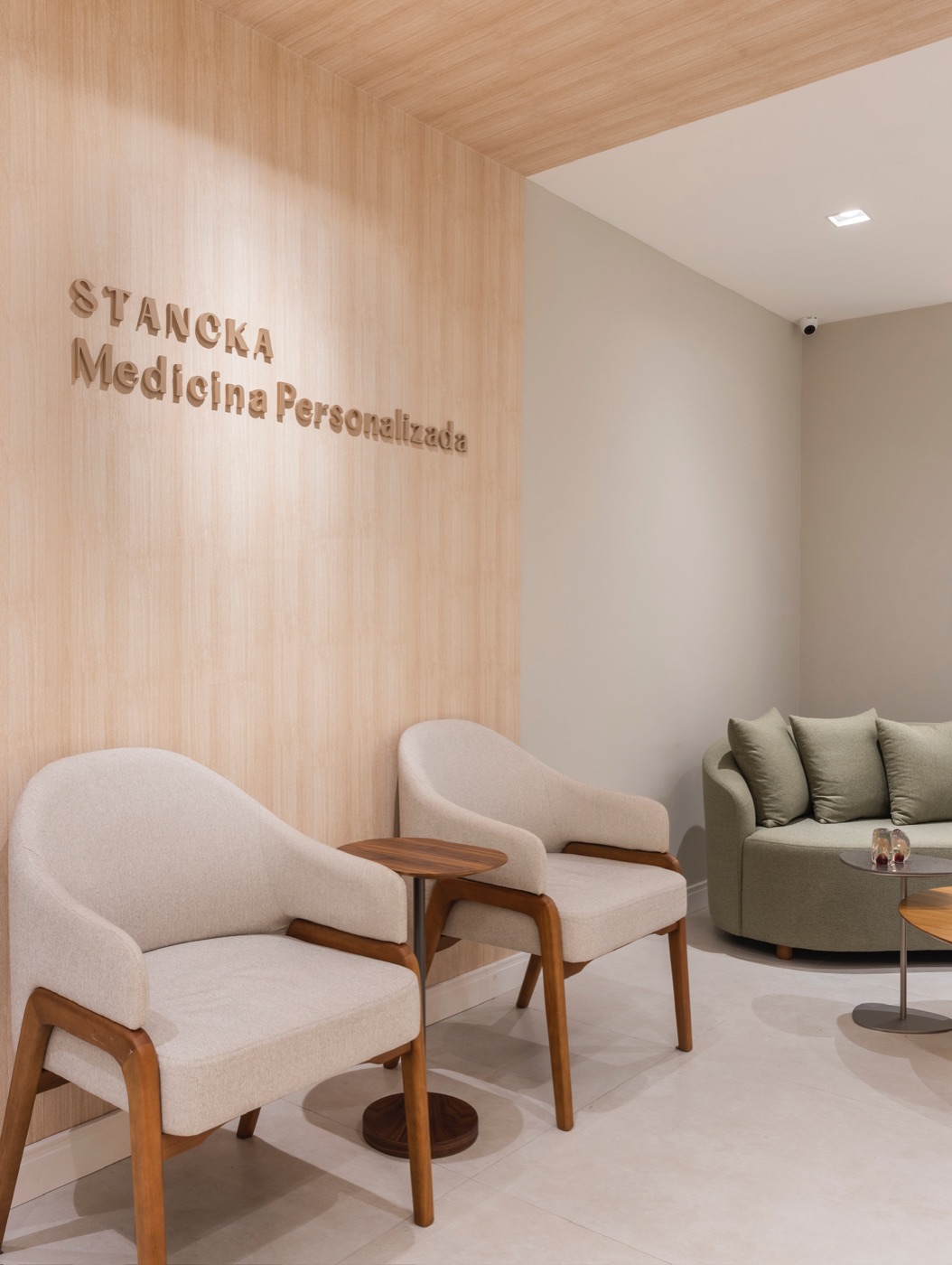 Poltronas da sala de espera diante do logo Stancka Medicina Personalizada