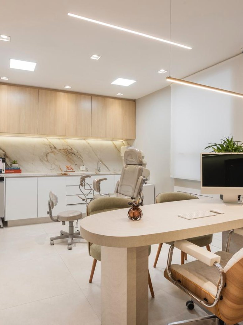 Consultório da Stancka Clinic, com mesa de atendimento e poltronas