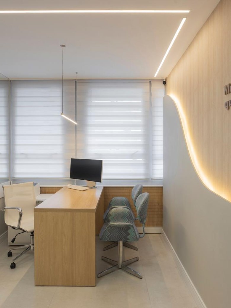 Sala de avaliação com mesa oval e cadeiras